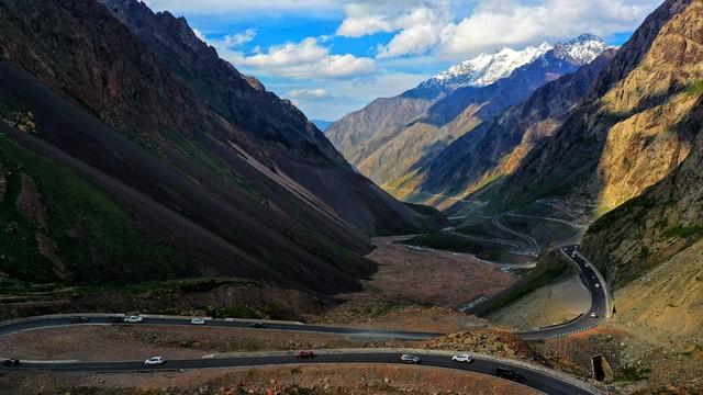 独库公路变成了“堵哭公路” 新疆提前进入旅游旺季