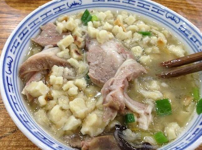 羊肉泡馍是我国哪一城市的风味食品？羊肉泡馍的历史、特色与标准